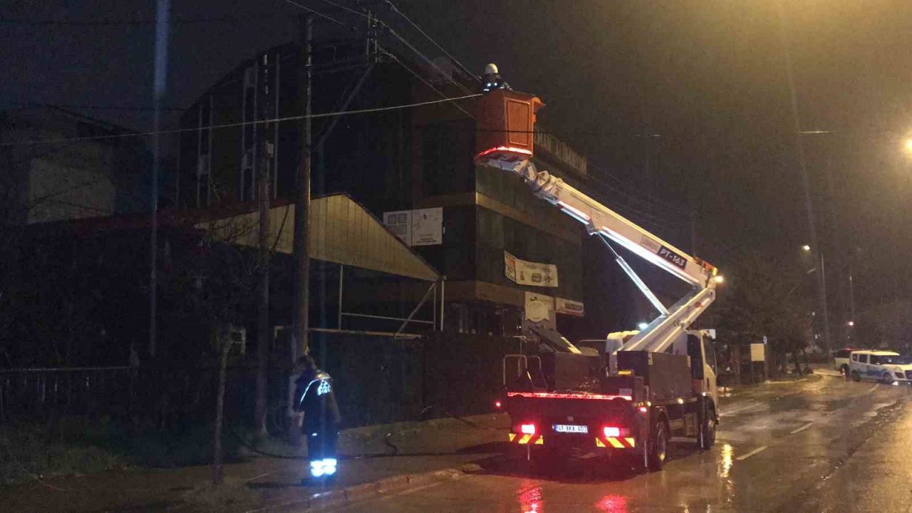 Seyir halinde dorsesi açılan kamyon elektrik tellerini devirdi, vatandaşlar deprem sanıp sokağa döküldü
