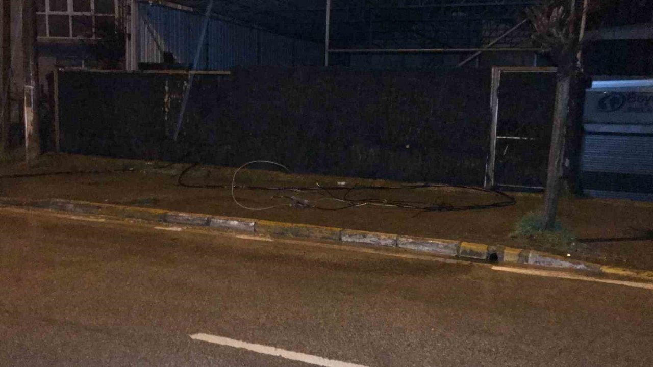 Seyir halinde dorsesi açılan kamyon elektrik tellerini devirdi, vatandaşlar deprem sanıp sokağa döküldü