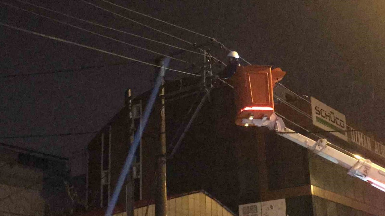 Seyir halinde dorsesi açılan kamyon elektrik tellerini devirdi, vatandaşlar deprem sanıp sokağa döküldü