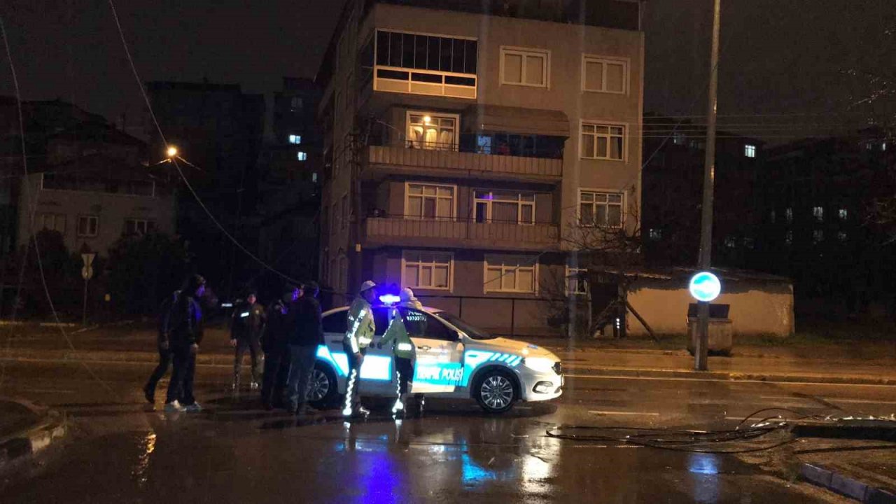 Seyir halinde dorsesi açılan kamyon elektrik tellerini devirdi, vatandaşlar deprem sanıp sokağa döküldü