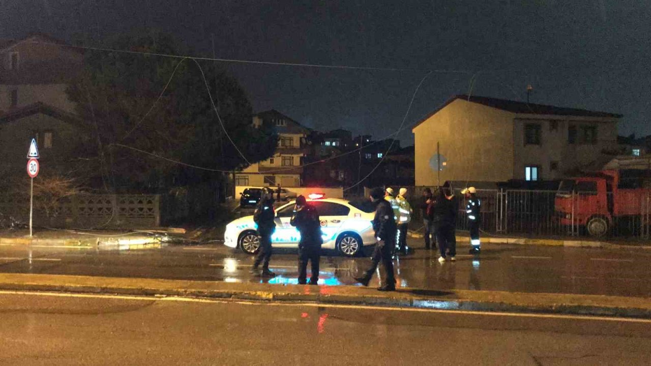 Seyir halinde dorsesi açılan kamyon elektrik tellerini devirdi, vatandaşlar deprem sanıp sokağa döküldü