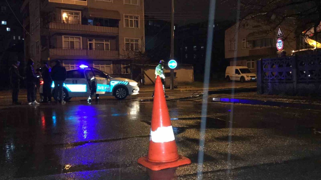 Seyir halinde dorsesi açılan kamyon elektrik tellerini devirdi, vatandaşlar deprem sanıp sokağa döküldü