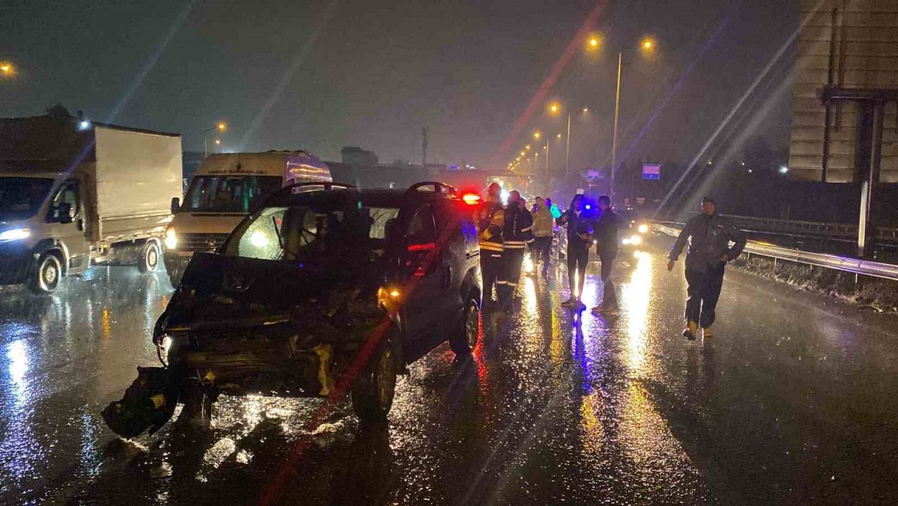 D-100’de bariyere çarpan hafif ticari aracın sürücüsü yaralandı