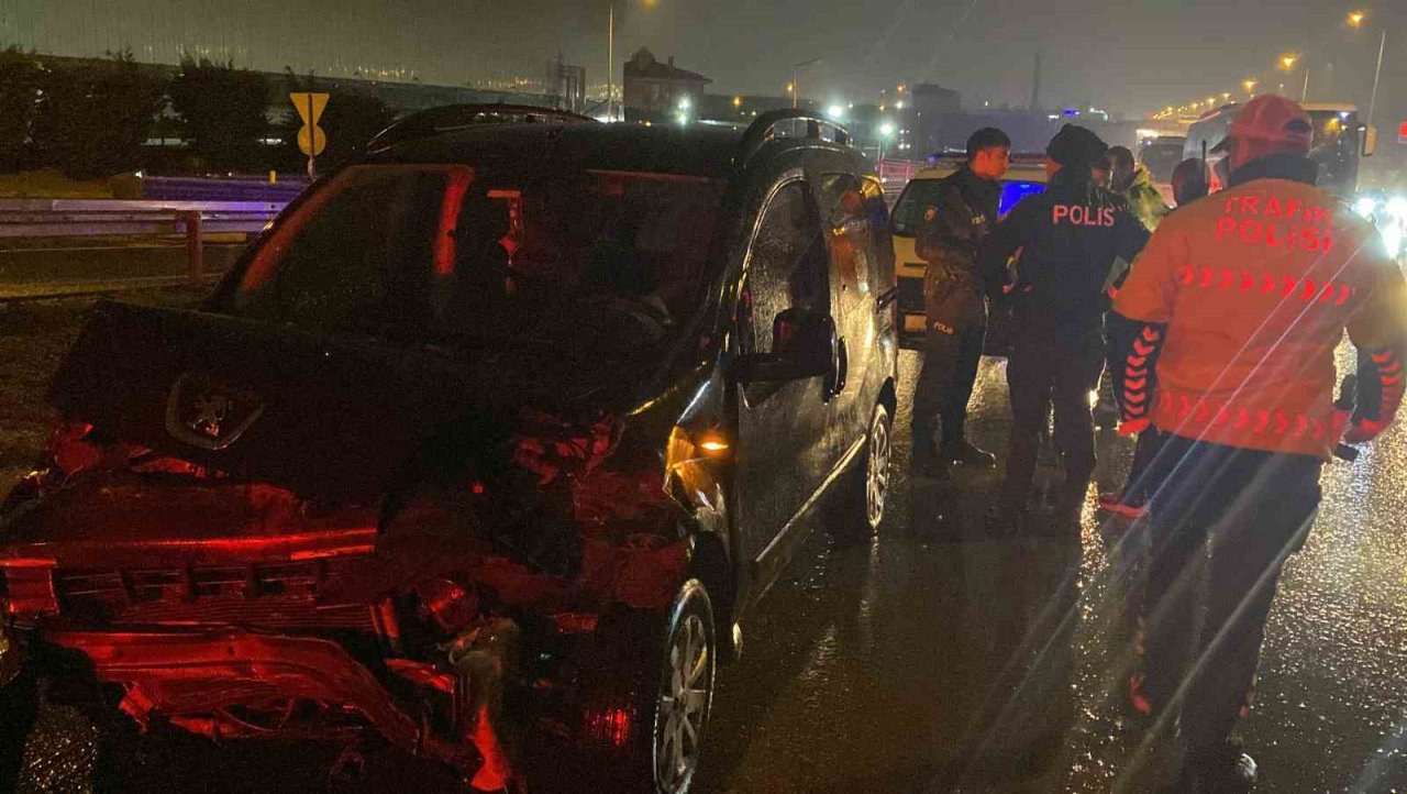 D-100’de bariyere çarpan hafif ticari aracın sürücüsü yaralandı