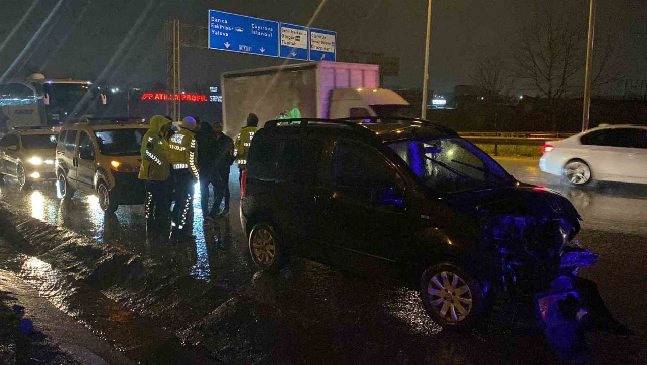 D-100’de bariyere çarpan hafif ticari aracın sürücüsü yaralandı