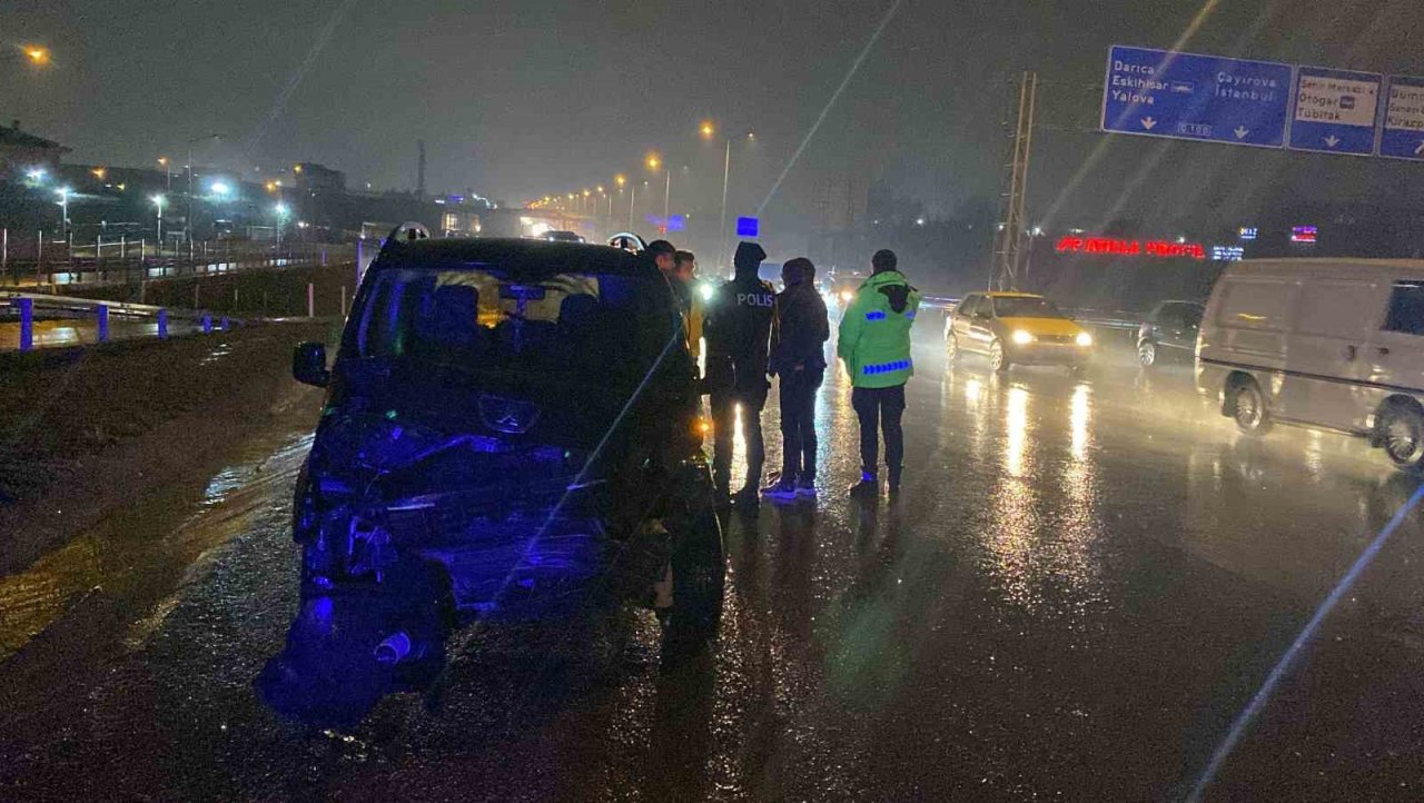 D-100’de bariyere çarpan hafif ticari aracın sürücüsü yaralandı