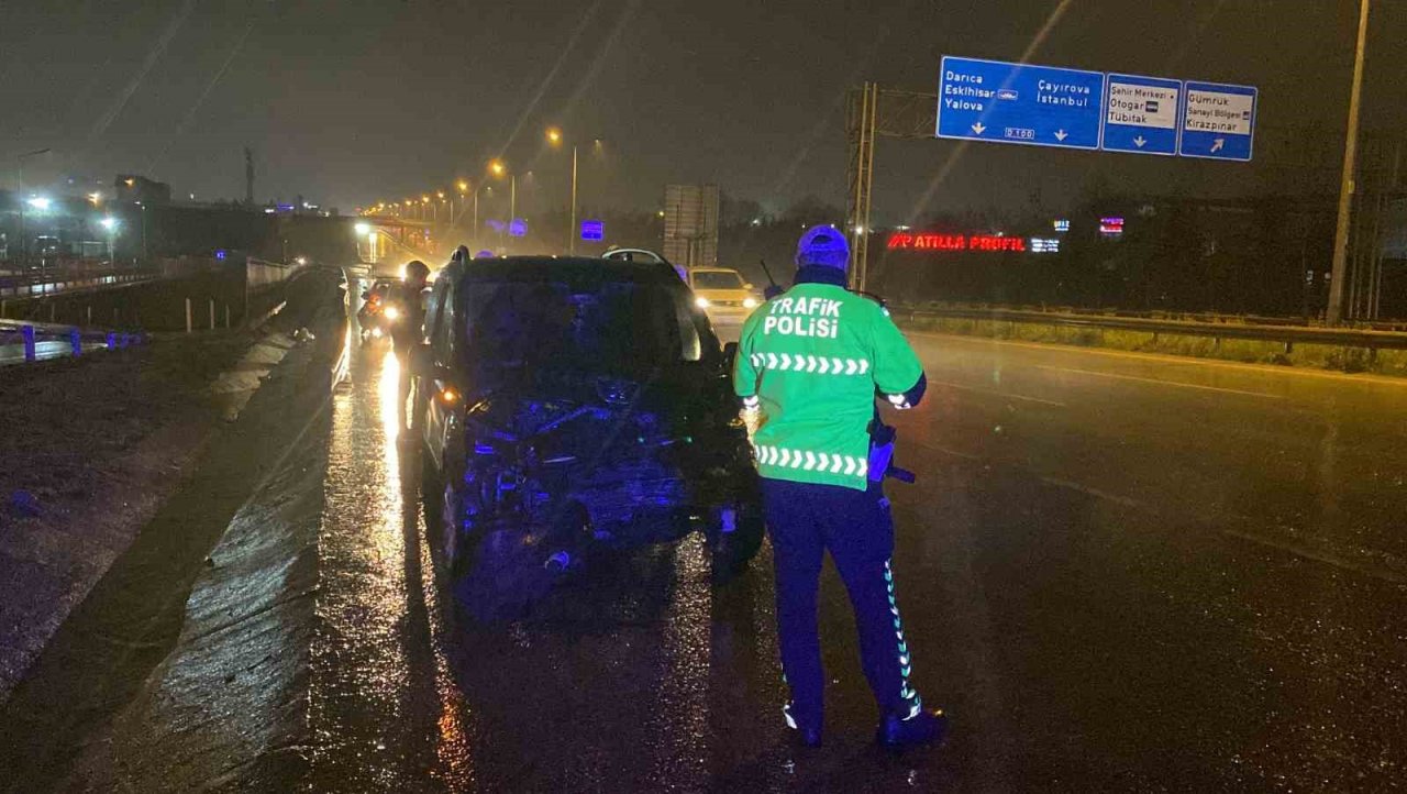 D-100’de bariyere çarpan hafif ticari aracın sürücüsü yaralandı