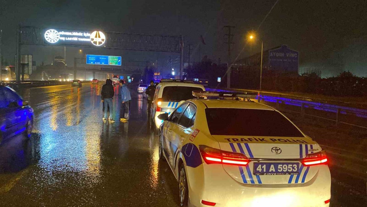 D-100’de bariyere çarpan hafif ticari aracın sürücüsü yaralandı