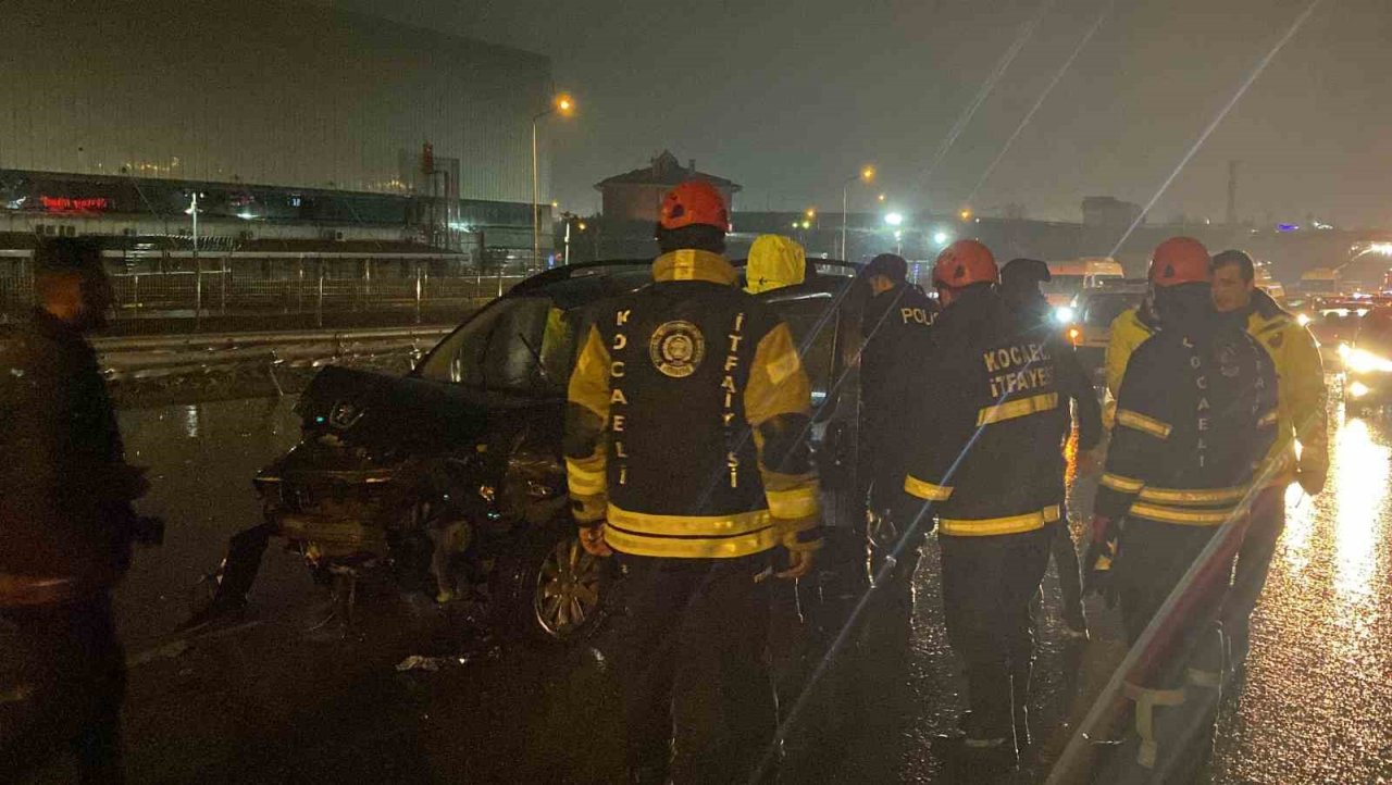 D-100’de bariyere çarpan hafif ticari aracın sürücüsü yaralandı