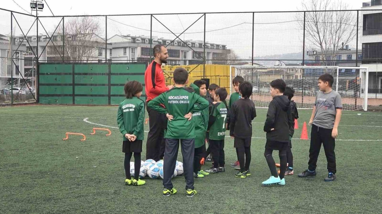 Depremin yaralarını futbolla sarmaya çalışıyorlar