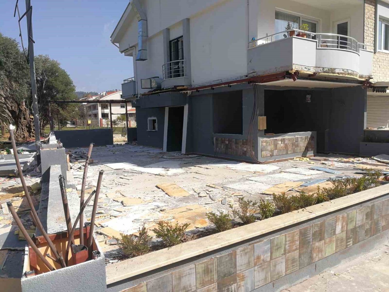 Marmaris’te kaçak yapılar yıkılıyor