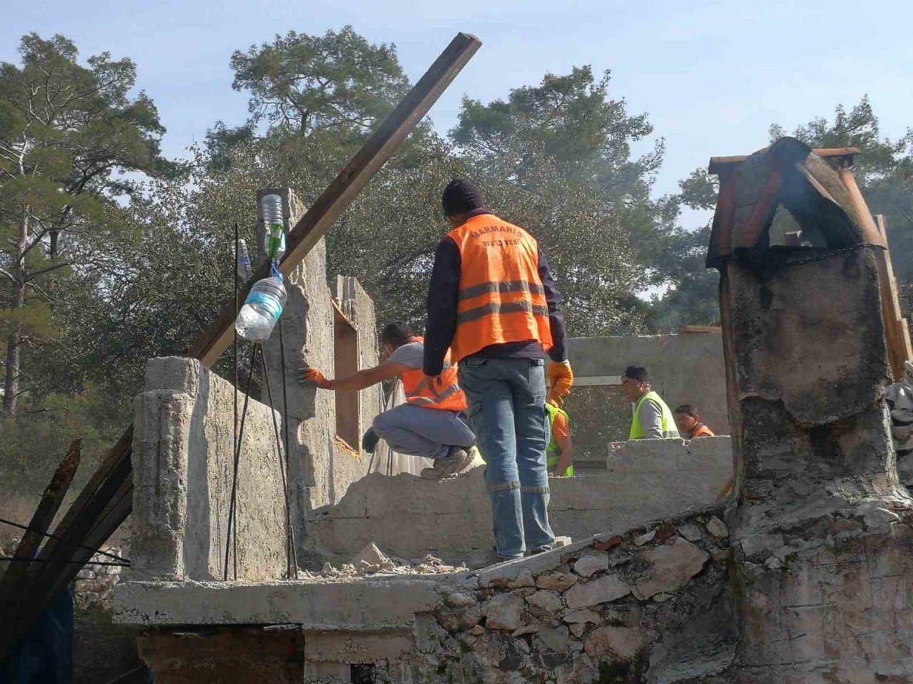 Marmaris’te kaçak yapılar yıkılıyor