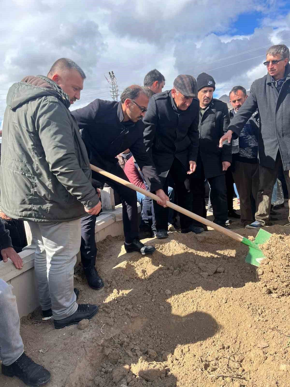 Milli Yol Partisi Genel Başkan Yardımcısı Göçmen, Karaalp’i son yolculuğunda yalnız bırakmadı