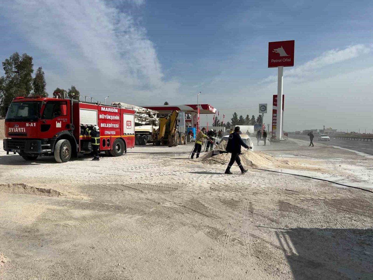 Benzin istasyonun yanında alev alan araç korku dolu anlar yaşattı