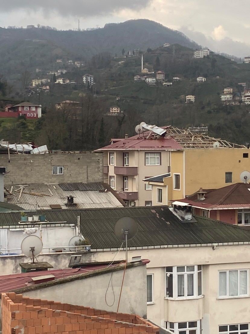 Rize’de fırtına nedeniyle çatılar uçtu