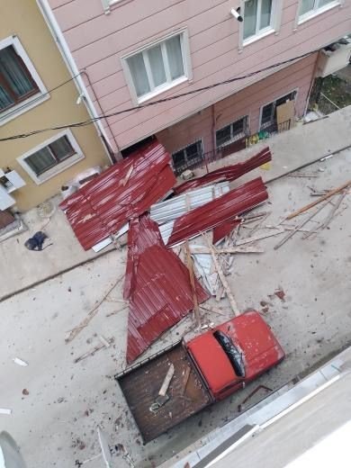 Rize’de fırtına nedeniyle çatılar uçtu