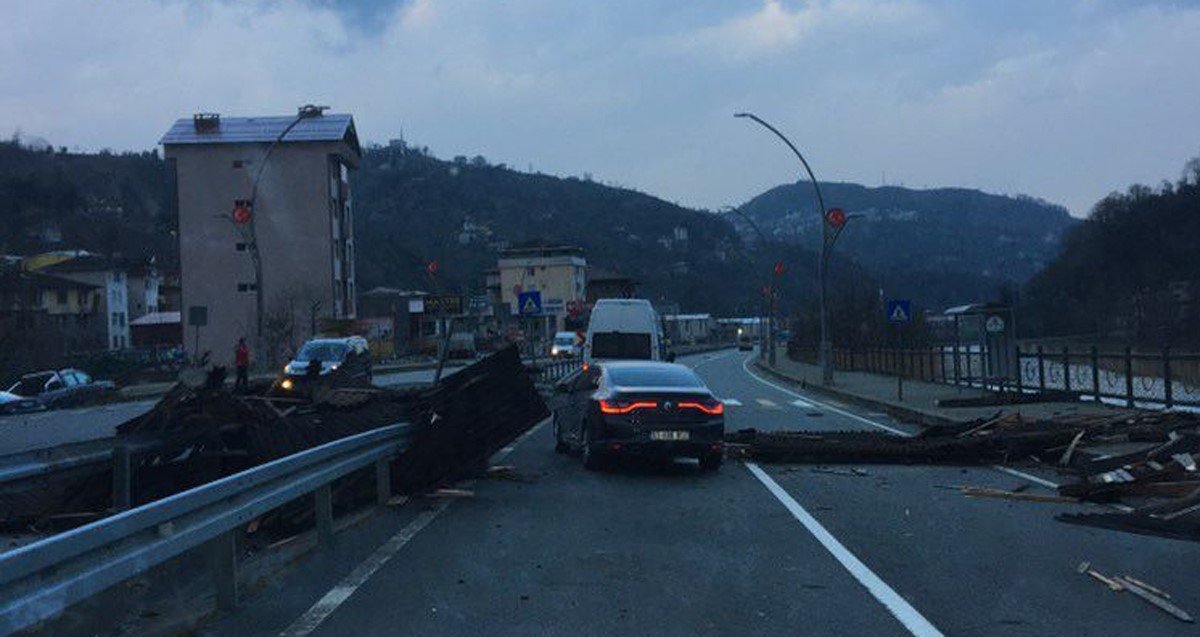 Rize’de fırtına nedeniyle çatılar uçtu