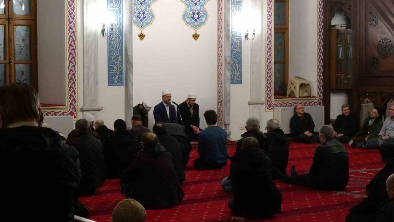 Berat Kandili dualar ile ihya edildi