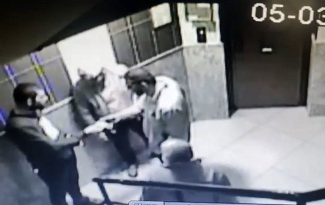 Depremzedenin 7 bin lirasını gasp ettiler