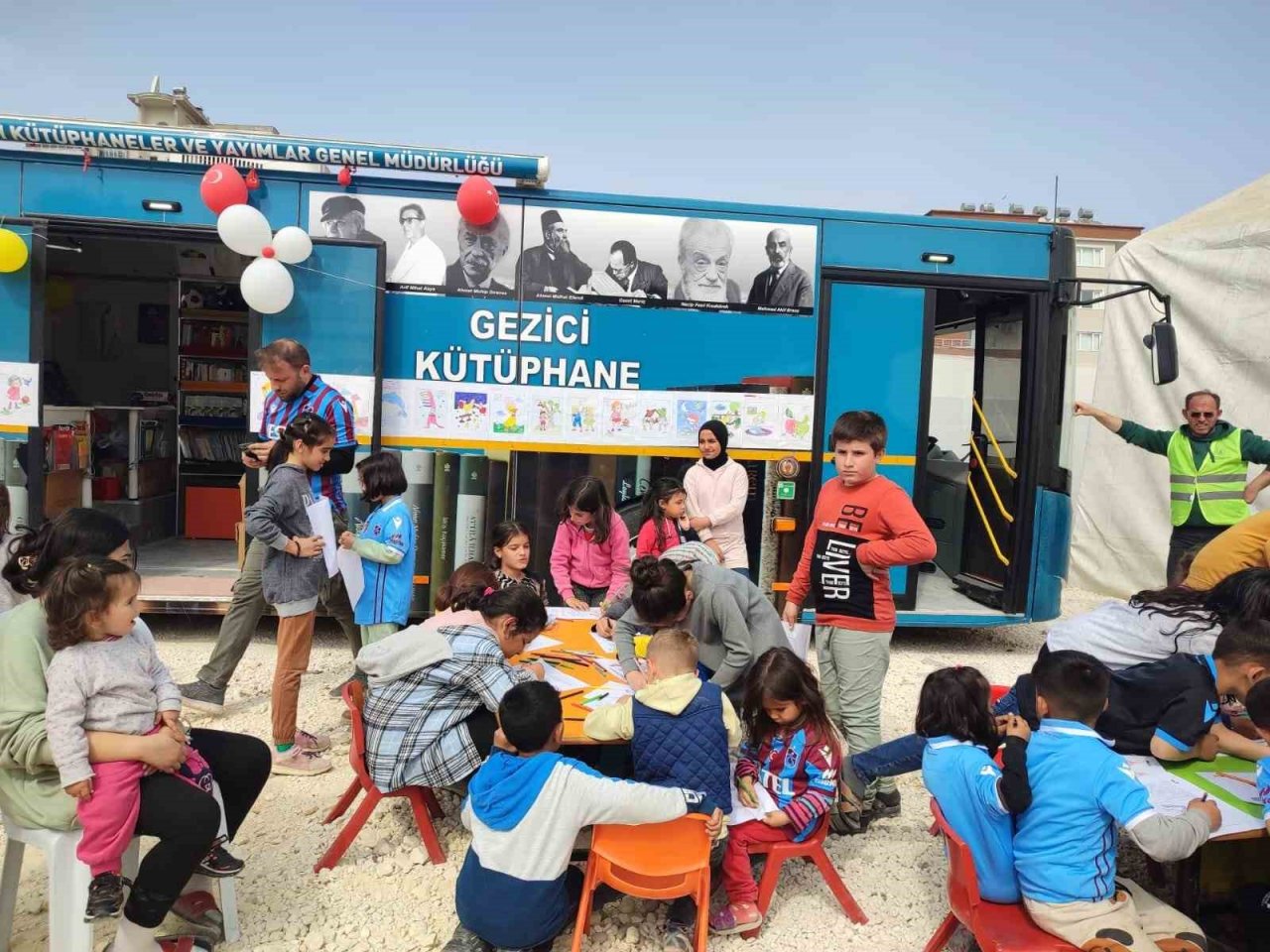 Siirt gezici kütüphanesi, Adıyaman’da çocuklara destek oluyor