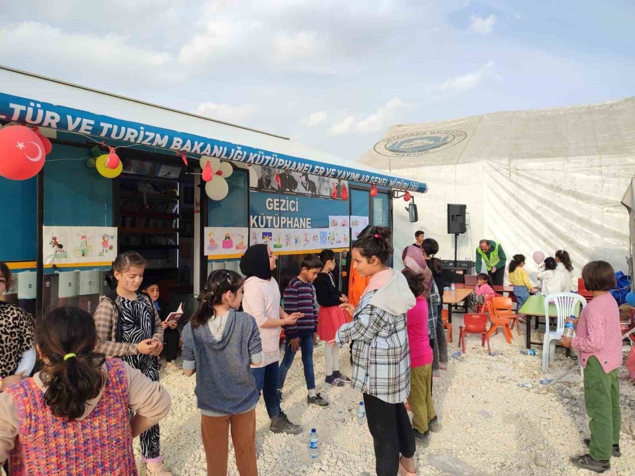 Siirt gezici kütüphanesi, Adıyaman’da çocuklara destek oluyor