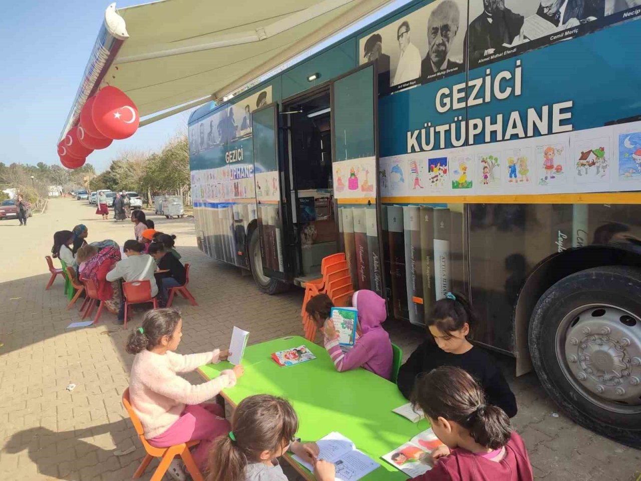 Siirt gezici kütüphanesi, Adıyaman’da çocuklara destek oluyor