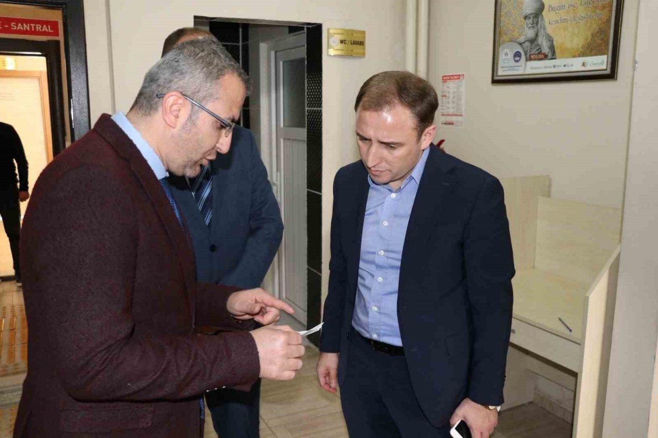 Siirt Vali Vekili Mutlu, depremzedelerle hastanede görüşerek taleplerini dinledi