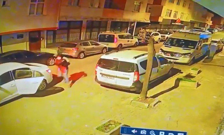 Otomobillere dadanan dikiz aynası hırsızları kamerada