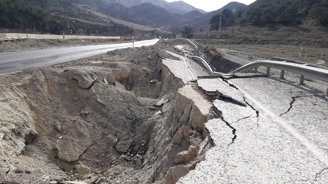 Karayolundaki hasar depremin boyutunu gözler önüne serdi