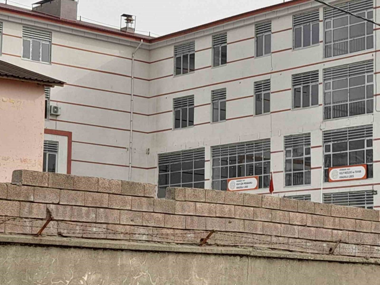 Kulp’ta inşaatı yeni biten okul orta hasarlı çıktı: Öğrenciler başka okula nakledildi