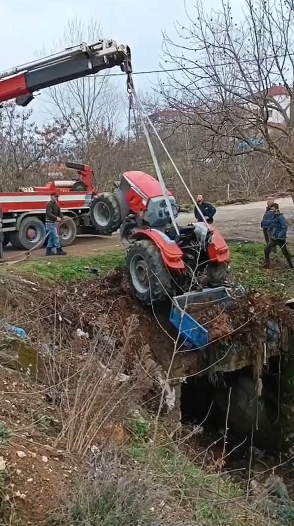 Yalova’da kontrolden çıkan traktör dere yatağına düştü