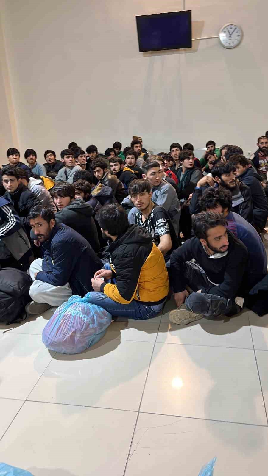 Ağrı’da 136 Afgan göçmen, ülkelerine gönderildi