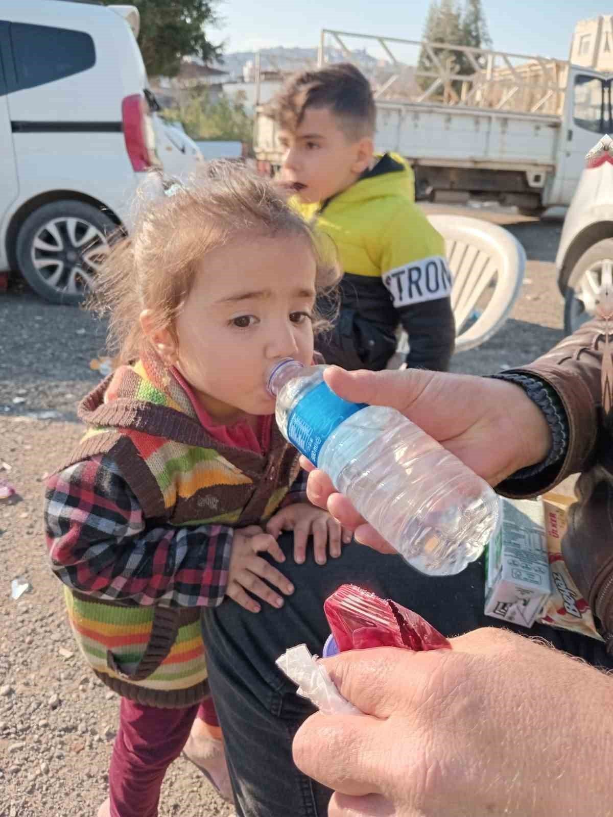 Sosyal medyadan tanışıp deprem bölgesine yardıma gittiler