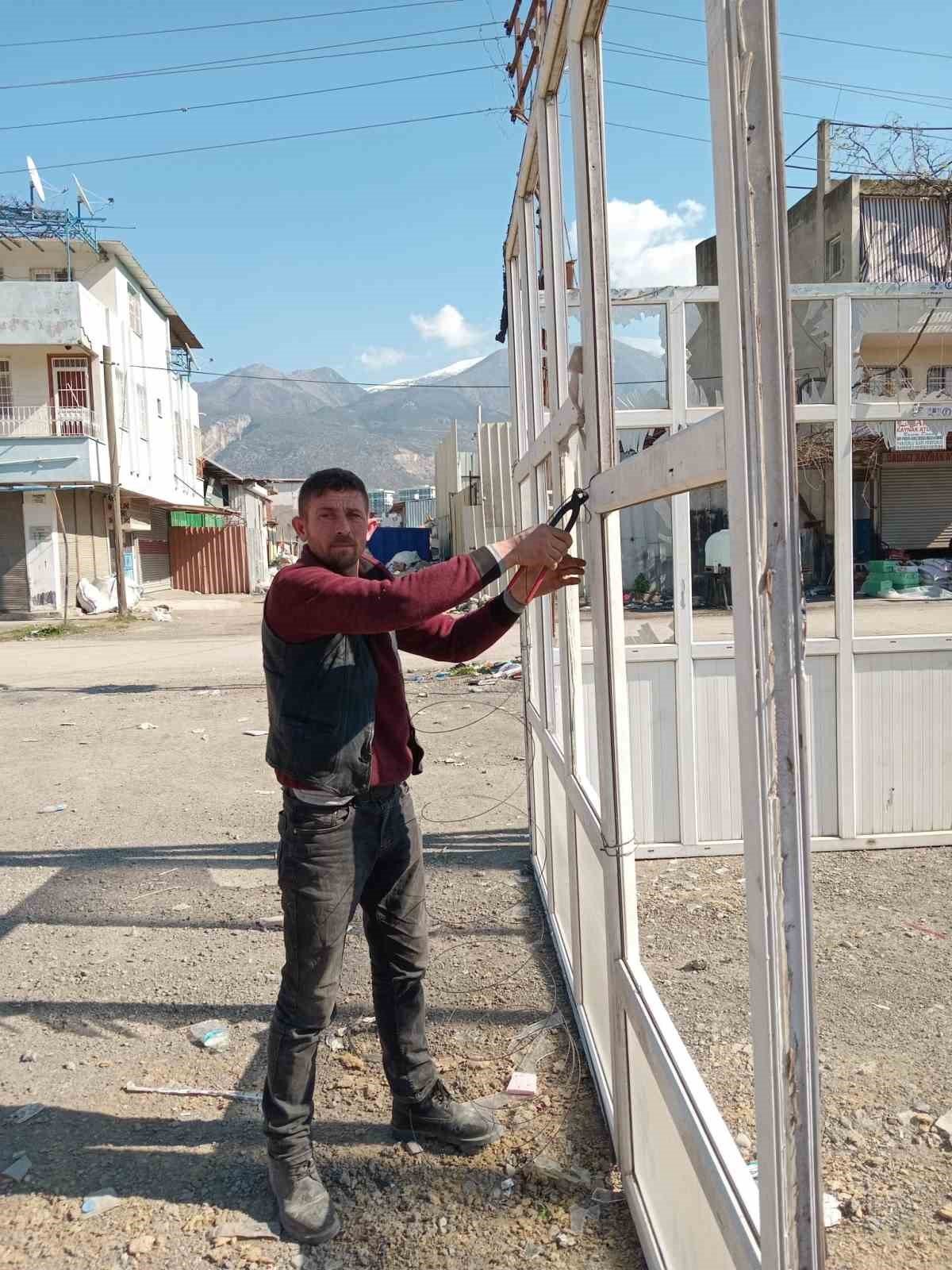 Sosyal medyadan tanışıp deprem bölgesine yardıma gittiler