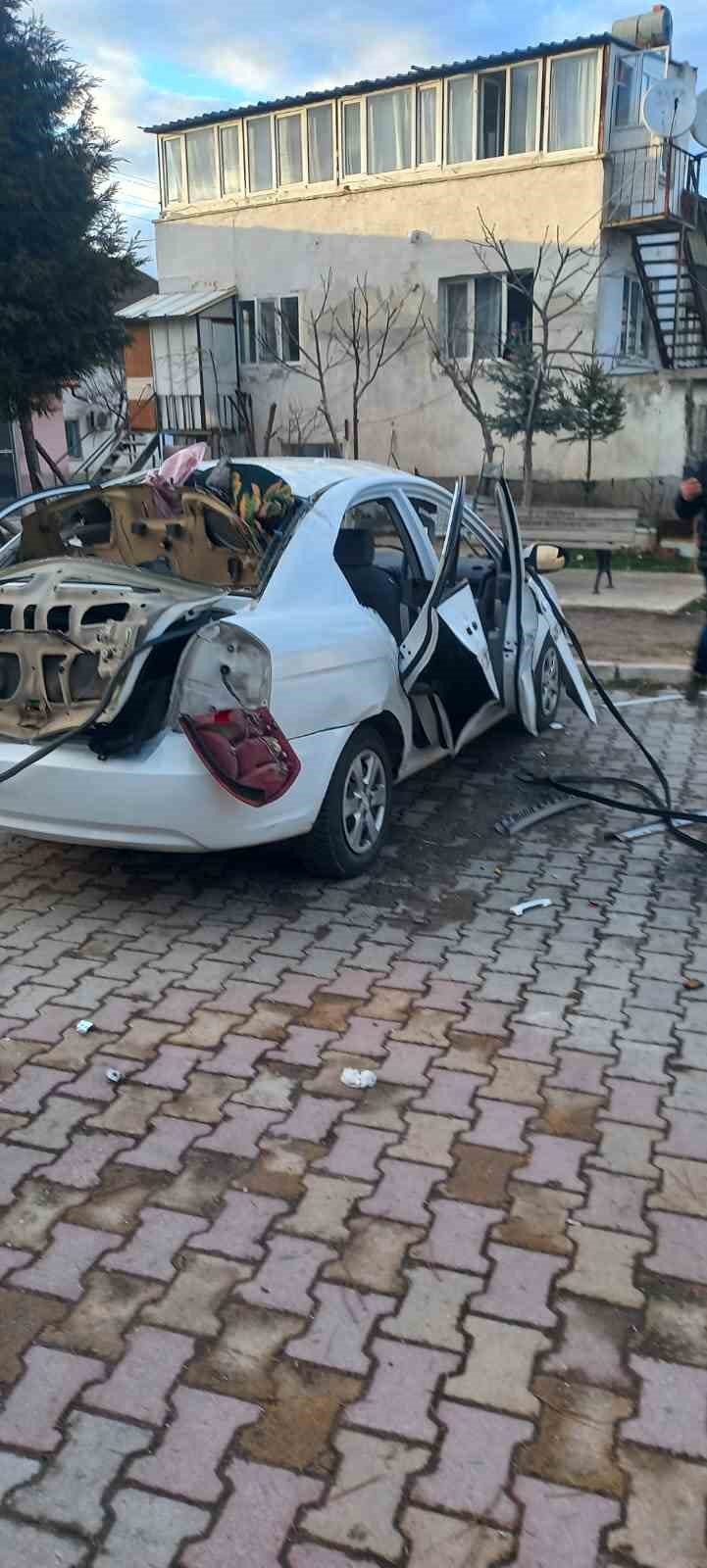 Otomobilinde sigara içmek isterken ağır yaralandı