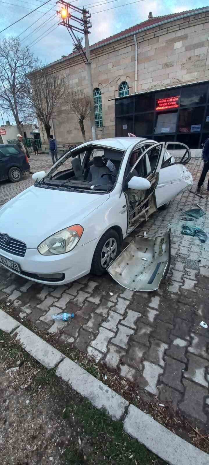 Otomobilinde sigara içmek isterken ağır yaralandı