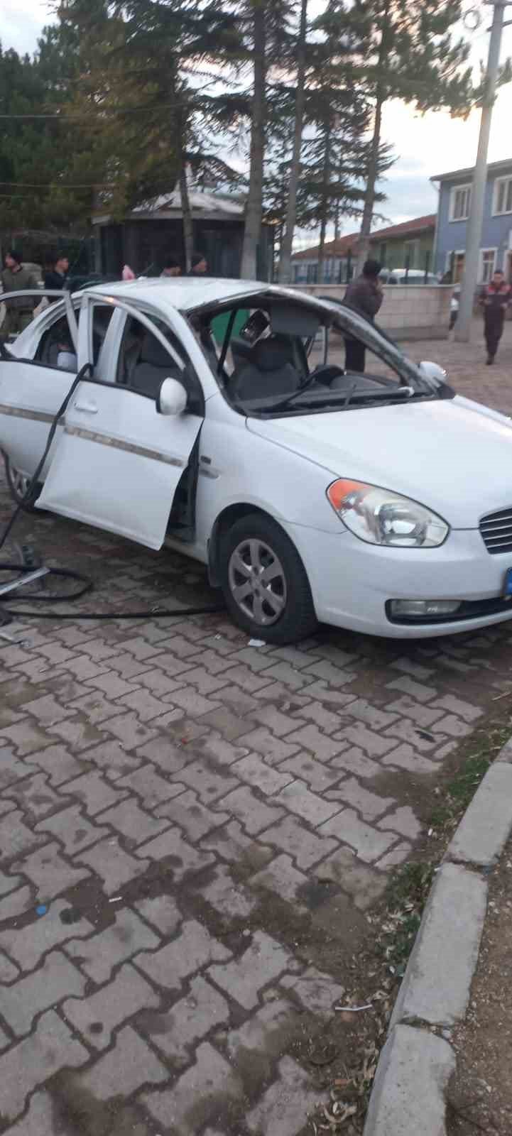 Otomobilinde sigara içmek isterken ağır yaralandı