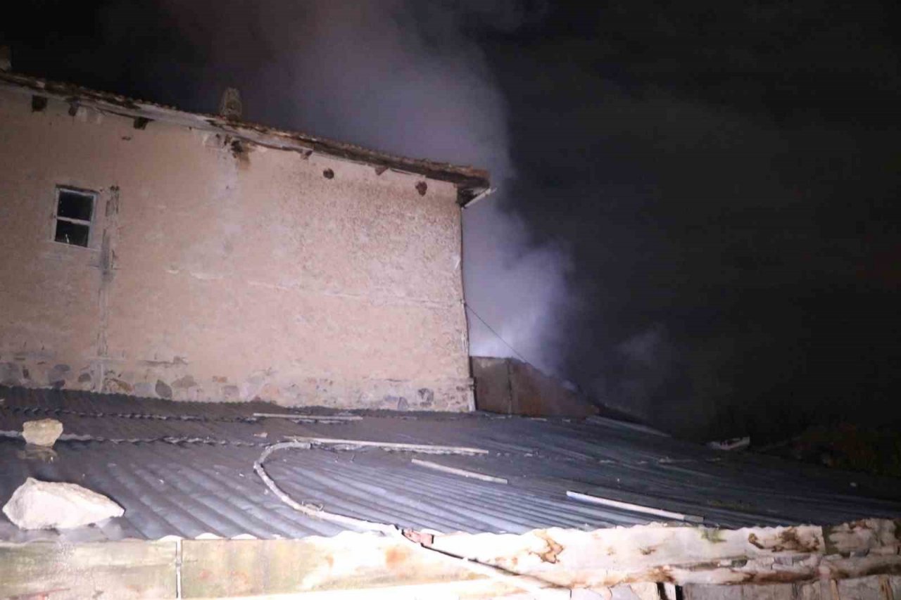 Gece saatlerinde 2 evde çıkan yangın köylülere korku dolu anlar yaşattı