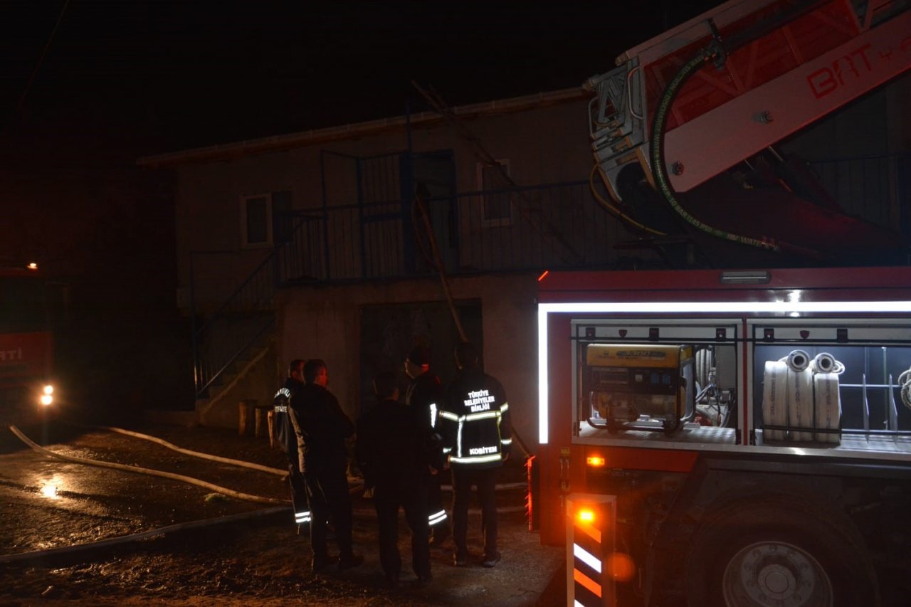 Gece saatlerinde 2 evde çıkan yangın köylülere korku dolu anlar yaşattı