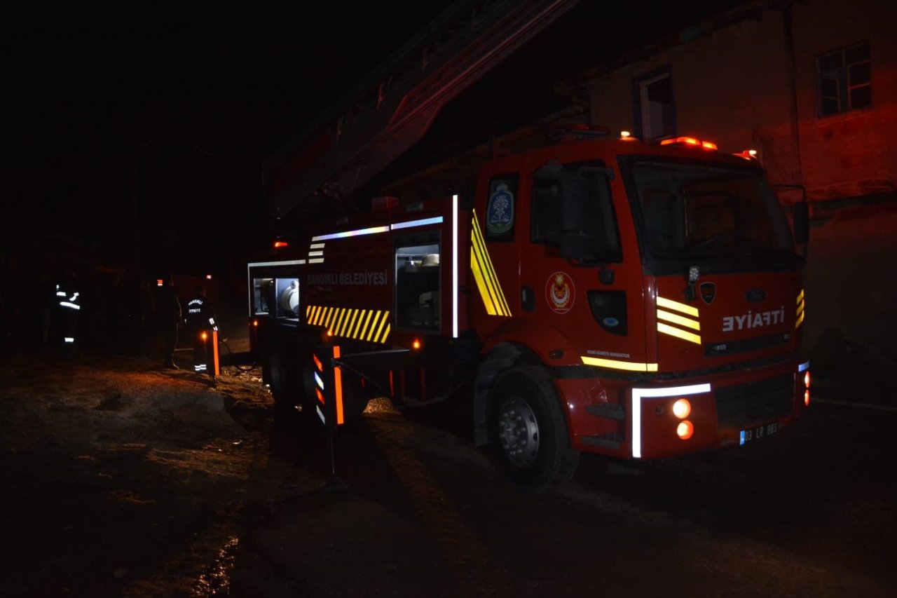 Gece saatlerinde 2 evde çıkan yangın köylülere korku dolu anlar yaşattı