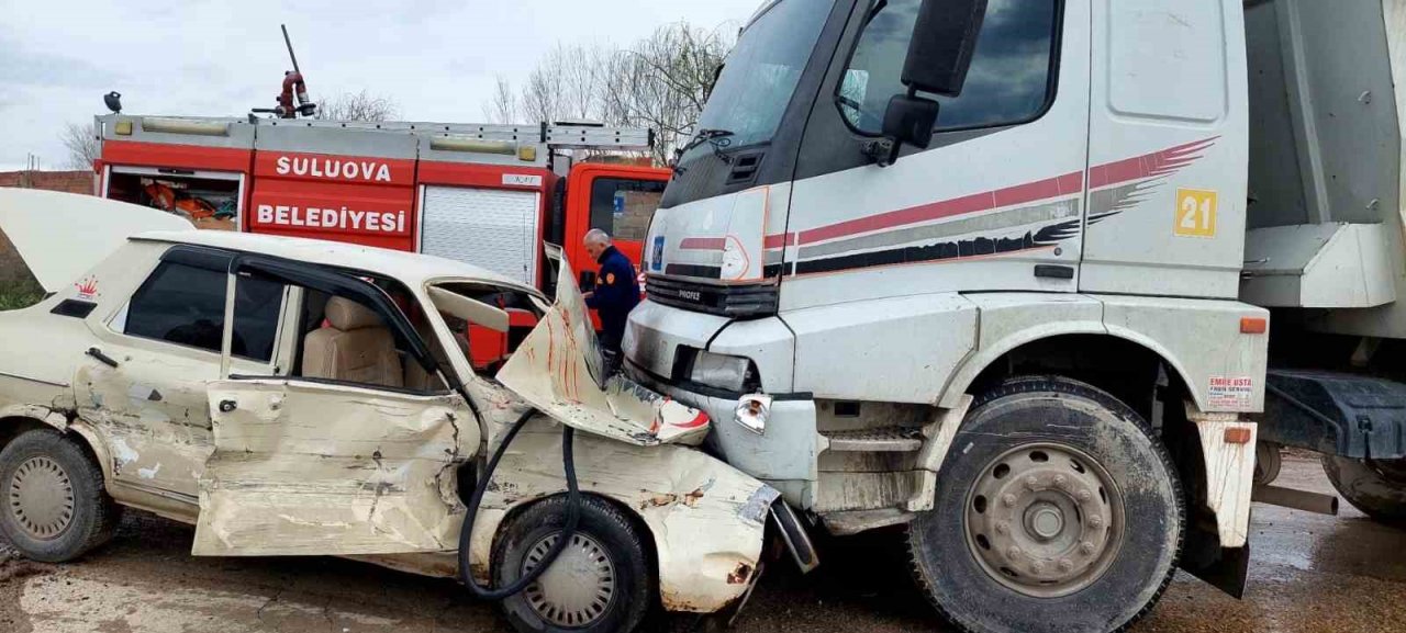 Suluova’da üç aracın karıştığı kazada 2 yaralı