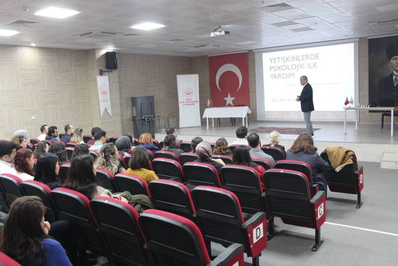 Kırmızı yeleklilere ’psikolojik ilk yardım eğitimi’ verildi