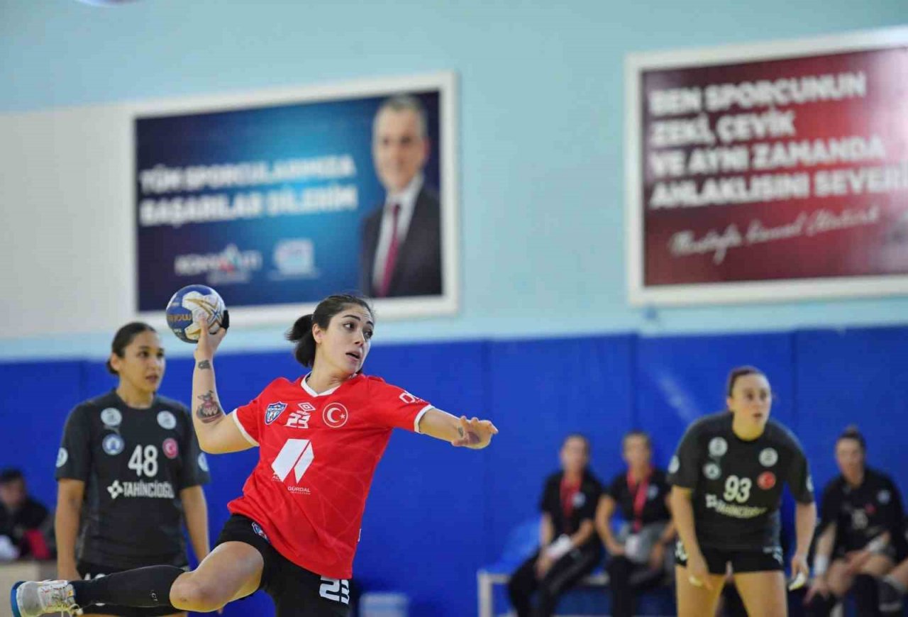 Konyaaltı Kadın Hentbol Takımı lige dönüyor