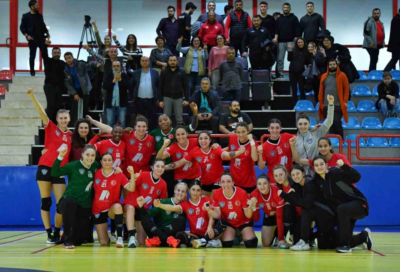 Konyaaltı Kadın Hentbol Takımı lige dönüyor