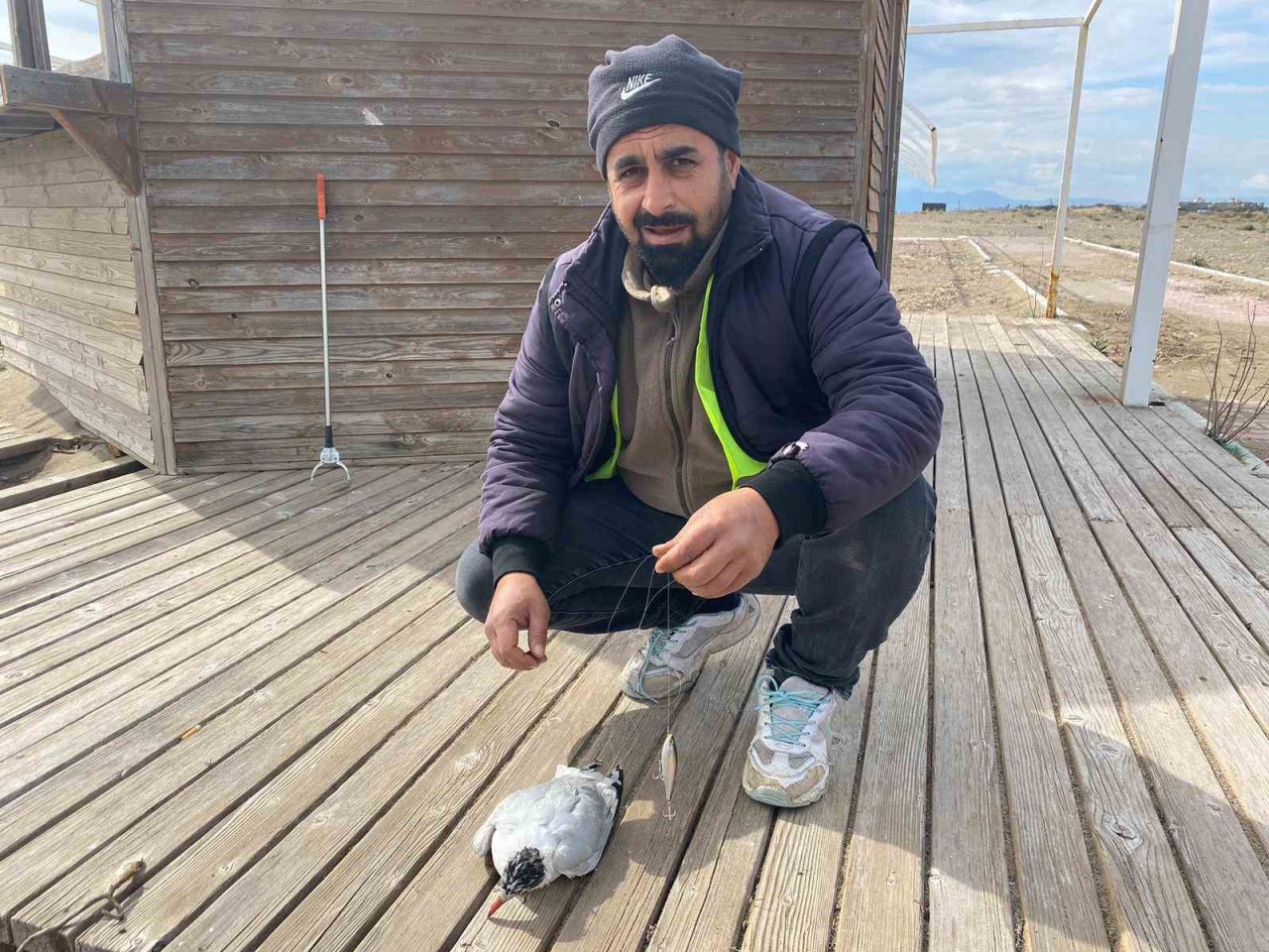 Misina ipine dolanan martıyı temizlik işçisi kurtardı