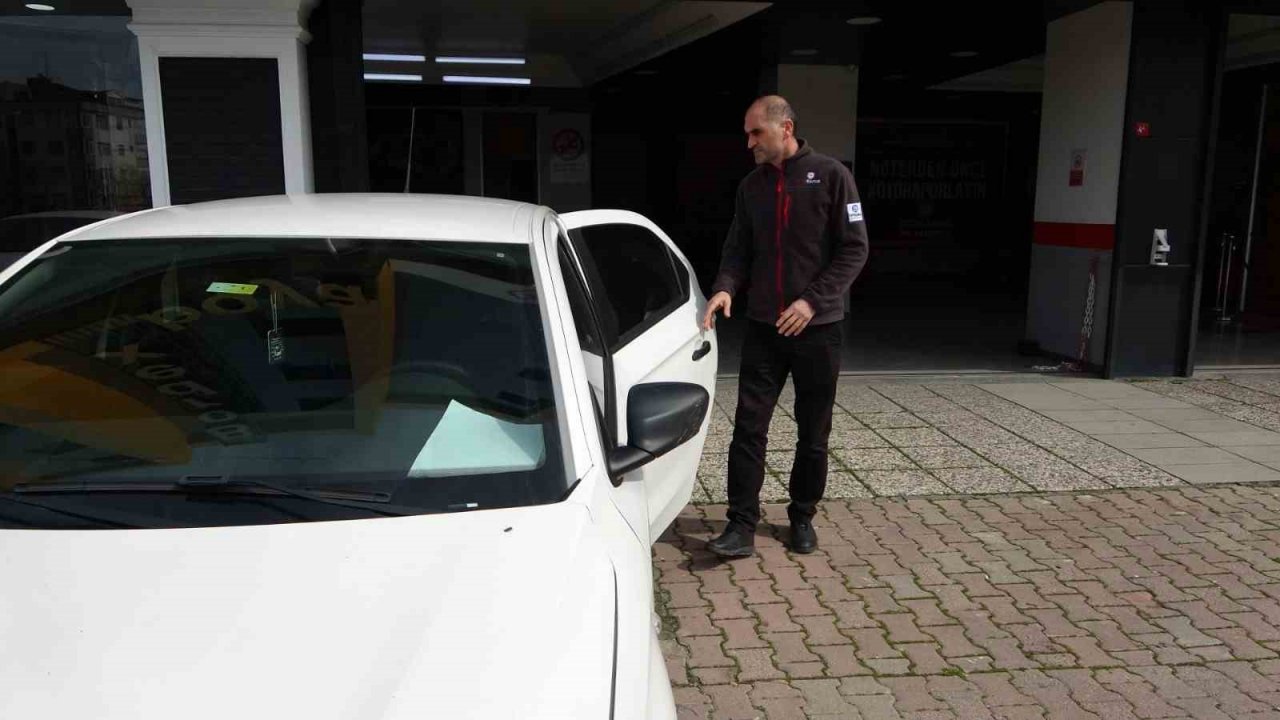 Pendik’te alıcı ile satıcının ekspertiz kavgası: Otomobilin lastiklerini kesti