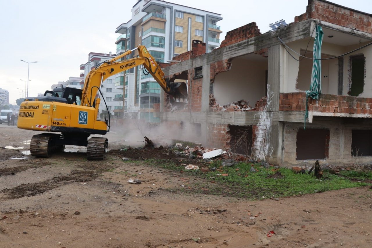 Nazilli’de metruk binaların yıkımı devam ediyor