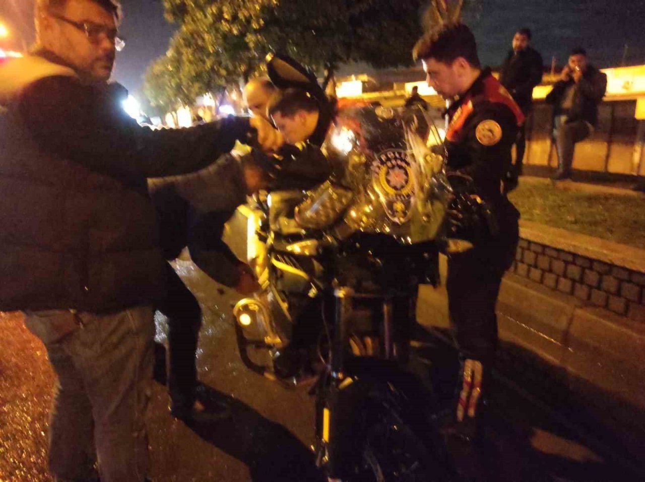 Aydın’da motosikletli polis timi otomobille çarpıştı: 2 polis yaralı