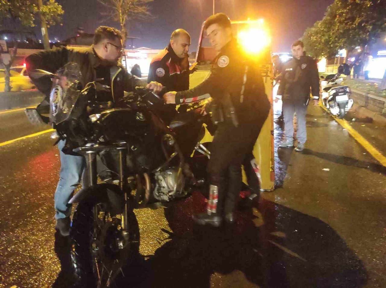 Aydın’da motosikletli polis timi otomobille çarpıştı: 2 polis yaralı