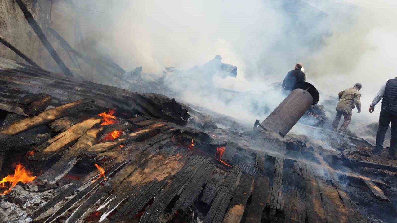 Balıkesir’de kereste fabrikasında yangın